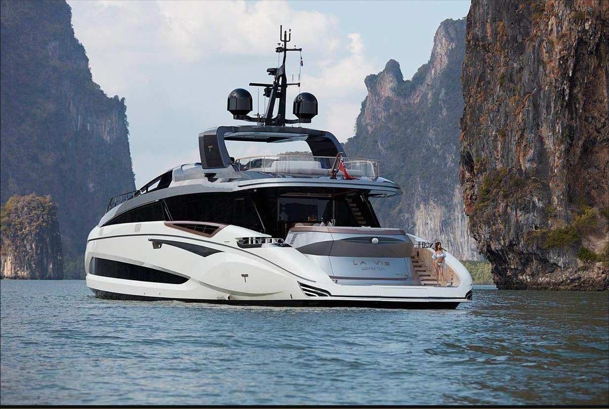 Tecnomar EVO 120 ‘La Vie’ anchored among the limestone cliffs of Thailand